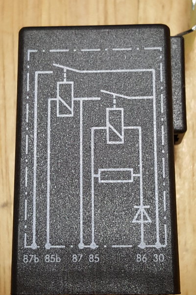 リレーに印刷された回路図
